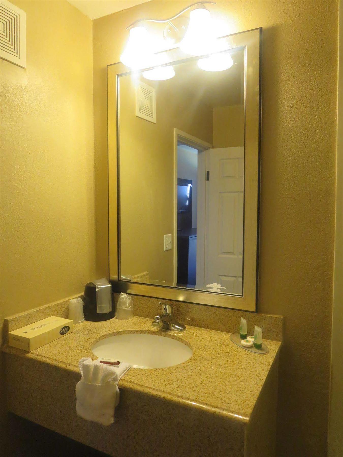 Howard Johnson By Wyndham Odessa Tx Buitenkant foto